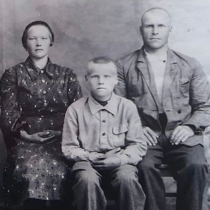 Казанцев Пётр Трофимович с женой Екатериной Филипповной и сыном Анатолием