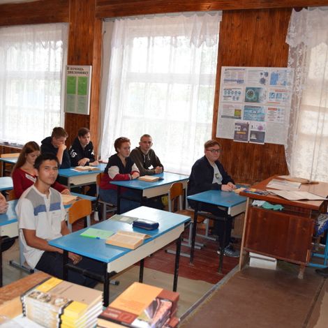 Преподаватель спецдисциплин Дмитрий Юрьевич Верховой проводит занятия со студентами II курса